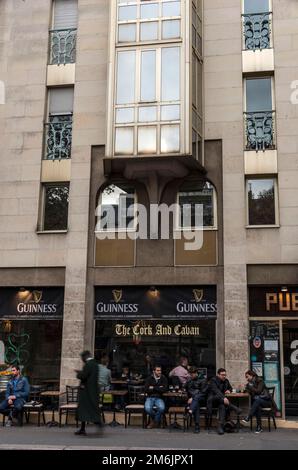 Der Cork and Cavan Irish Pub am Canal Saint-Martin, Paris, Frankreich im Jahr 2014. Stockfoto