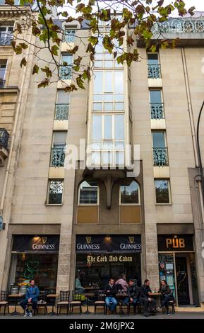 Der Cork and Cavan Irish Pub am Canal Saint-Martin, Paris, Frankreich im Jahr 2014. Stockfoto