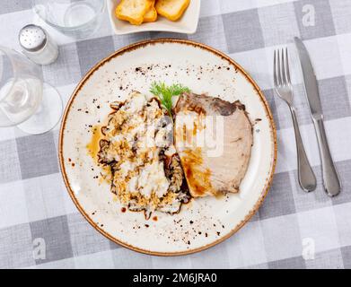 Köstliches gegrilltes Thunfischsteak mit weißem Reis und Sojasoße, serviert auf einem Teller mit Besteck und Brot Stockfoto