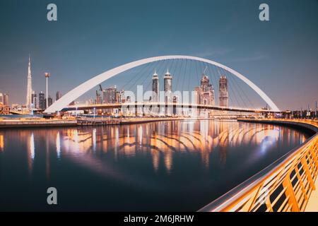 DUBAI, Vereinigte Arabische Emirate - 2018. FEBRUAR: Farbenfroher Sonnenuntergang über den Wolkenkratzern der Innenstadt von Dubai und der neu gebauten Tolerance Bridge aus Sicht von Stockfoto