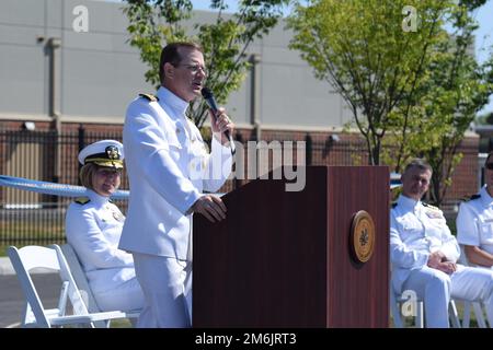 Von links nach rechts: VADM Kelly Aeschbach, Befehlshaber der Naval Information Forces; CAPT Bob Carmickle, Kommandierender Offizier, Computer- und Telekommunikationsgebiet der Marine, Master Station Atlantic (NCTAMS LANT), und CAPT Gordon Meek, III, kommandierender Offizier, Naval Facilities Engineering Systems Command, Navy Region Mid-Atlantic; Vortrag bei der NCTAMS LANT Ribbon Cutting Ceremony das neue Gebäude bietet eine sichere und modernisierte dreistöckige Kommunikationsanlage, die die derzeitige Anlage aus den 1950er Jahren ersetzen soll und eine der größten und komplexesten Kommunikationseinrichtungen der Marine, housi, darstellt Stockfoto