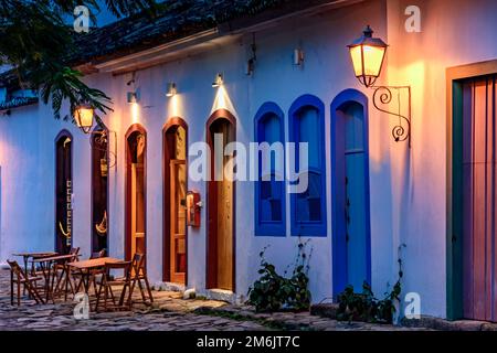 Häuser im Straßen- und Kolonialstil erleuchten nachts in der Stadt Paraty Stockfoto