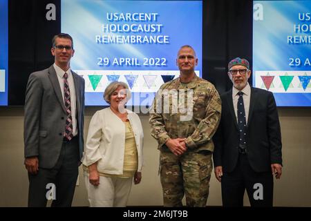 USA General Wendul Hagler II., stellvertretender Befehlshaber der Army Central, macht ein Foto mit Mitgliedern des South Carolina Council über den Holocaust nach der Holocaust-Gedenkveranstaltung der USARCENT in Patton Hall auf dem Luftwaffenstützpunkt Shaw, S.C., am 29. April 2022. Stockfoto