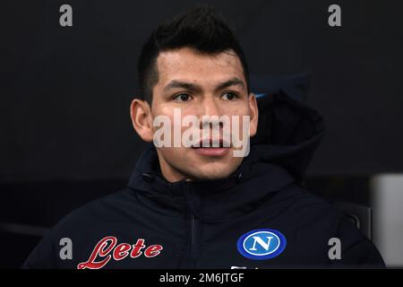 Mailand, Italien. 4. Januar 2023. Hirving Lozano von SSC Napoli sieht sich von der Bank aus an, bevor es beim Spiel der Serie A in Giuseppe Meazza, Mailand, losgeht. Der Bildausdruck sollte lauten: Jonathan Moscrop/Sportimage Credit: Sportimage/Alamy Live News Stockfoto