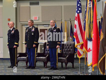 (Von links nach rechts) befehlshabender General der Nationalgarde der Georgia Army, Brigadegeneral Dwayne Wilson, ausscheidender Befehlshaber des Militärbefehlshabers der Staatsanwaltschaft ARNG, CW5 Carl S. Jackson, und ankommende CCWO der Ga ARNG, CW5 Mark A. Joiner steht für das Spiel von "The Star Spangled Banner" während der Zeremonie zum Verantwortungswechsel im Clay National Guard Center in Marietta, Georgia, 29. April 2022. Stockfoto