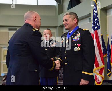 Brigadegeneral Dwayne Wilson, Befehlshaber der Nationalgarde der Georgia Army, schüttelt sich die Hand mit dem Oberbefehlshaber 5 Carl Jackson, dem scheidenden Oberbefehlshaber des Oberbefehlshabers des Militärbefehlshabers nach der Lesung von Jacksons Ruhestand- und Preisvorstellung am 29. April 2022 im Clay National Guard Center in Marietta, Georgia Stockfoto