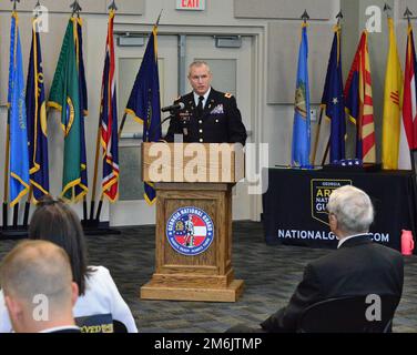 Mark Joiner, der neueste Befehlshaber der Nationalgarde der Georgia Army, CW5, spricht anlässlich einer Zeremonie zum Verantwortungswechsel am 2. April 2022 im Clay National Guard Center in Marietta, Georgia Stockfoto