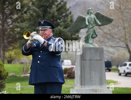 Ein Trompeter der Combined Veterans Honor Guard spielt "Taps" während des Grabdienstes von CPL. David Milano 29. April 2022 in Ogden, Utah. Mitglieder der Combined Veterans Honor Guard führten gemeinsam mit Mitgliedern der Utah National Guard Honor Guard militärische Bestattungsauszeichnungen für die Überreste der CPL durch. David Milano. Milano wurde am 2. Dezember 1950 im Koreakrieg vermisst. Nach 71 Jahren wurden seine Überreste in die Vereinigten Staaten zurückgeführt und auf US-Boden begraben. Stockfoto