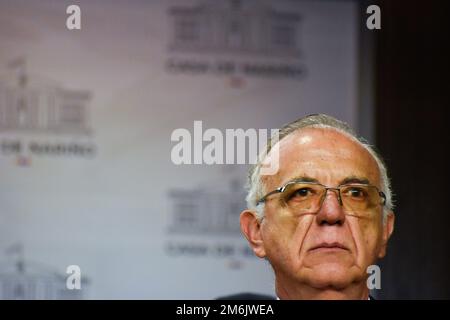 Kolumbianischer Verteidigungsminister Ivan Velasquez während einer Pressekonferenz über den bilateralen Waffenstillstand zwischen der Nationalen Befreiungsarmee (ELN) und den Streitkräften während der Friedensverhandlungen in Bogota, Kolumbien, 4. Januar 2023. Foto von: Cristian Bayona/Long Visual Press Stockfoto