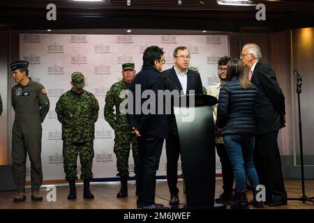 Das kolumbianische Innenministerium Alfonso Prada, der hohe Kommissar für den Frieden Danilo Rueda und der kolumbianische Verteidigungsminister Ivan Velasquez reagieren nach einer Pressekonferenz über den bilateralen Waffenstillstand zwischen der Nationalen Befreiungsarmee (ELN) und den Streitkräften während der Friedensverhandlungen in Bogota, Kolumbien, am 4. Januar 2023. Foto: Daniel Romero/Long Visual Press Stockfoto