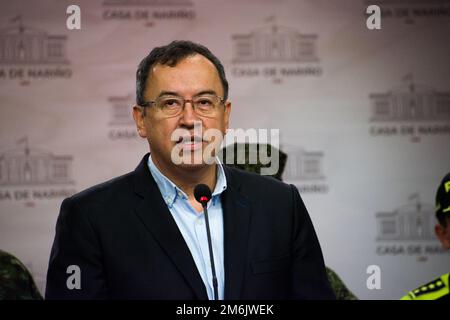 Kolumbianisches Innenministerium Alfonso Prada während einer Pressekonferenz über den bilateralen Waffenstillstand zwischen der Nationalen Befreiungsarmee (ELN) und den Streitkräften während der Friedensverhandlungen in Bogota, Kolumbien, 4. Januar 2023. Foto: Daniel Romero/Long Visual Press Stockfoto