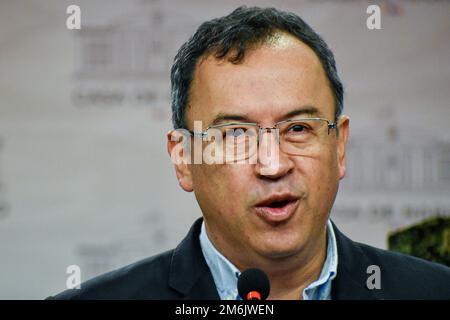 Kolumbianisches Innenministerium Alfonso Prada während einer Pressekonferenz über den bilateralen Waffenstillstand zwischen der Nationalen Befreiungsarmee (ELN) und den Streitkräften während der Friedensverhandlungen in Bogota, Kolumbien, 4. Januar 2023. Foto von: Cristian Bayona/Long Visual Press Stockfoto