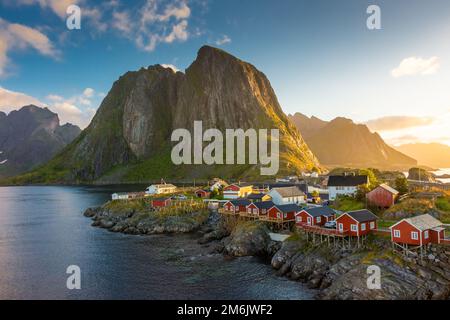 Wunderschöner Sonnenaufgang über Hamnoy, Fischerdorf mit den typischen roten Häusern der Lofoten-Inseln in Norwegen Stockfoto