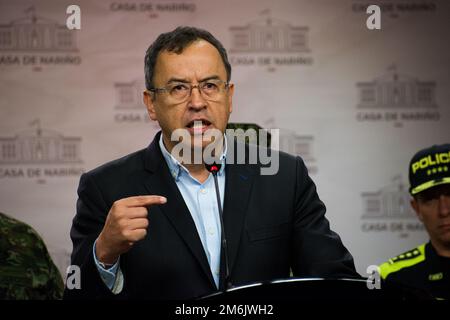 Kolumbianisches Innenministerium Alfonso Prada während einer Pressekonferenz über den bilateralen Waffenstillstand zwischen der Nationalen Befreiungsarmee (ELN) und den Streitkräften während der Friedensverhandlungen in Bogota, Kolumbien, 4. Januar 2023. Foto: Daniel Romero/Long Visual Press Stockfoto