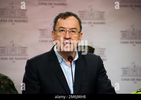 Kolumbianisches Innenministerium Alfonso Prada während einer Pressekonferenz über den bilateralen Waffenstillstand zwischen der Nationalen Befreiungsarmee (ELN) und den Streitkräften während der Friedensverhandlungen in Bogota, Kolumbien, 4. Januar 2023. Foto: Daniel Romero/Long Visual Press Stockfoto