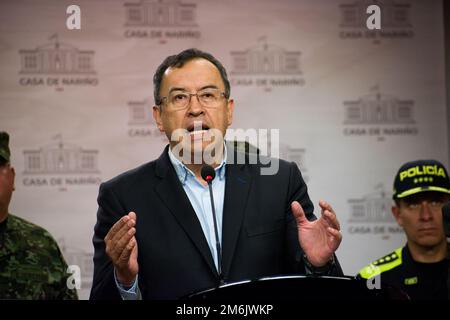 Kolumbianisches Innenministerium Alfonso Prada während einer Pressekonferenz über den bilateralen Waffenstillstand zwischen der Nationalen Befreiungsarmee (ELN) und den Streitkräften während der Friedensverhandlungen in Bogota, Kolumbien, 4. Januar 2023. Foto: Daniel Romero/Long Visual Press Stockfoto