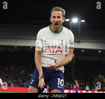 London, Großbritannien. 04. Januar 2023. London ENGLAND - 04. Januar: Tottenham Hotspur's Harry Kane feiert sein 1. Tor während des Fußballspiels der englischen Premier League zwischen Crystal Palace und Tottenham Hotspur im Selhurst Park, London am 04. Januar 2023 Gutschrift: Action Foto Sport/Alamy Live News Stockfoto