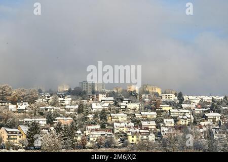 Schnee bedeckte die Stadt Fulda. Abgebildet sind Aschenberg Horas und Niesig, Teil der Stadt Fulda in Hessen, Deutschland im Winter im Dezember 2022. Stockfoto