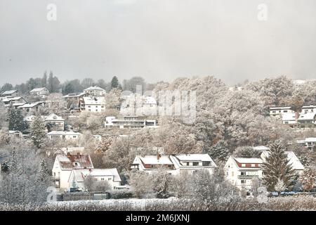 Schnee bedeckte die Stadt Fulda. Abgebildet sind Aschenberg Horas und Niesig, Teil der Stadt Fulda in Hessen, Deutschland im Winter im Dezember 2022. Stockfoto