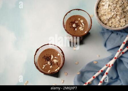 Schokoladen-Haferbrei-Smoothie-Proteinshake, selektiver Fccus Stockfoto