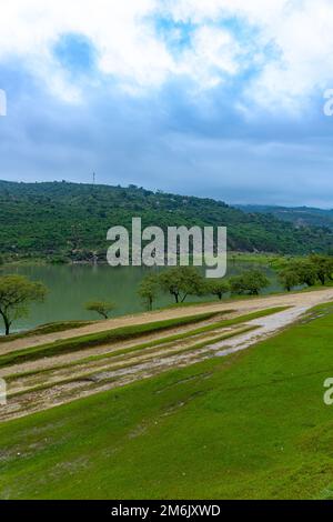 Natürliche Landschaft mit See und Bergen am Niladri Lake Sunamganj Sylhet Bangladesh Stockfoto