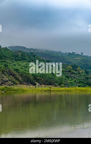 Natürliche Landschaft mit See und Bergen am Niladri Lake Sunamganj Sylhet Bangladesh Stockfoto