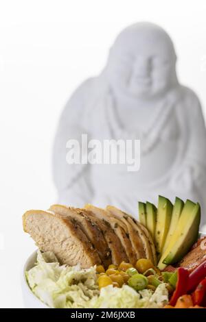 Buddha Bowl mit Huhn auf weiß Stockfoto