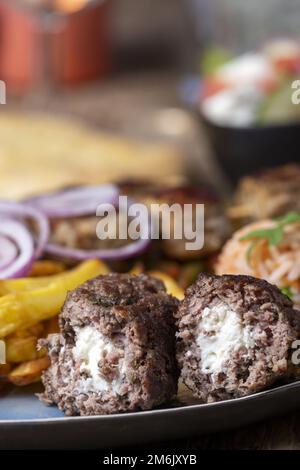 Griechisches Bifteki-Fleisch mit Pommes Frites Stockfoto