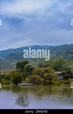 Natürliche Landschaft mit See und Bergen am Niladri Lake Sunamganj Sylhet Bangladesh Stockfoto