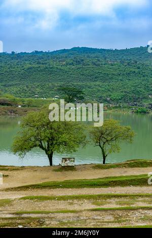 Natürliche Landschaft mit See und Bergen am Niladri Lake Sunamganj Sylhet Bangladesh Stockfoto