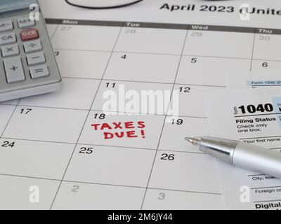 Ein Kalender für 2023, in dem die Frist für die Einreichung von Steuererklärungen für das Jahr 2022 im April 18 von der US-Steuerbehörde IRS angegeben ist, wird in Kürze angezeigt. Stockfoto