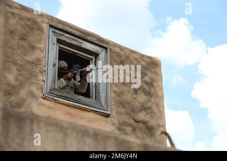 EIN US-AMERIKANISCHER Soldat mit 1. Geschwader, 98. Kavallerie-Regiment, 155. Bewaffnete Brigaden-Kampfeinheit, Mississippi Army National Guard, bereitet sich auf einen Gegenangriff feindlicher Streitkräfte während einer Machbarkeitsübung im Camp Shelby Joint Forces Training Center, Mississippi, 29. April 2022 vor. Die Übung war Teil von Southern Strike 2022, einer speziellen, auf Operationen ausgerichteten Übung, die die Interoperabilität zwischen Spezialkräften, konventionellen Bodenstreitkräften und Flugzeugen fördert, um sicherzustellen, dass das US-Militär relevant bleibt und bereit ist, auf eine Peer-to-Peer, groß angelegte Kampfoperation zu reagieren. Stockfoto