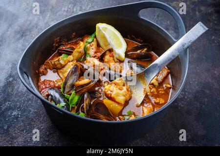 Moderne traditionelle spanische Meeresfrüchte zarzuela de Pescado mit Fisch Stockfoto