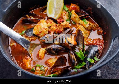 Moderne traditionelle spanische Meeresfrüchte zarzuela de Pescado mit Fisch Stockfoto