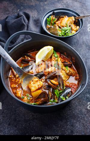 Moderne traditionelle spanische Meeresfrüchte zarzuela de Pescado mit Fisch Stockfoto