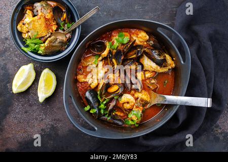 Moderne traditionelle spanische Meeresfrüchte zarzuela de Pescado mit Fisch Stockfoto