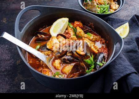 Moderne traditionelle spanische Meeresfrüchte zarzuela de Pescado mit Fisch Stockfoto