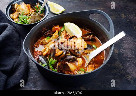 Moderne traditionelle spanische Meeresfrüchte zarzuela de Pescado mit Fisch Stockfoto