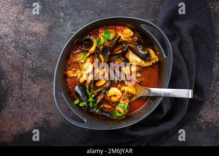 Moderne traditionelle spanische Meeresfrüchte zarzuela de Pescado mit Fisch Stockfoto