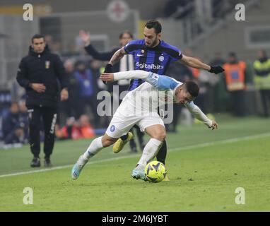 Mailand, Italien. 04. Januar 2023. Giacomo Raspadori von SSC Napoli und Hakan Calhanoglu vom FC Inter während der italienischen Serie A, Fußballspiel zwischen FC Inter und SSC Napoli am 04. Januar 2023 im Stadion San Siro, Mailand, Italien. Foto Nderim Kaceli Kredit: Unabhängige Fotoagentur/Alamy Live News Stockfoto