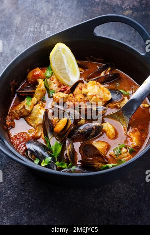 Moderne traditionelle spanische Meeresfrüchte zarzuela de Pescado mit Fisch Stockfoto