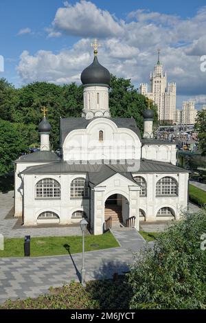 = St. Anna Kirche gegen Hochhaus in Kotelniki = Blick von der schwimmenden Brücke im Zaryadye Park auf die alte Kirche der Empfängnis von Anna in Stockfoto