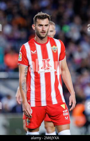 BARCELONA – NOV. 5: Leo Baptistao in Aktion während des LaLiga-Spiels zwischen FC Barcelona und UD Almeria im Spotify Camp Nou Stadion am 5. November, Stockfoto