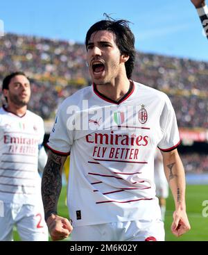 Salerno. 4. Januar 2023. Sandro Tonali von AC Mailand feiert sein Tor bei einem Fußballspiel der Serie A zwischen dem AC Mailand und Salernitana am 4. Januar 2023 in Salerno, Italien. Kredit: Daniele Mascolo/Xinhua/Alamy Live News Stockfoto