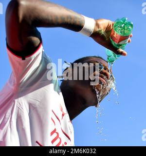 Salerno. 4. Januar 2023. Rafael Leao von AC Milan erfrischt sich vor einem Fußballspiel der Serie A zwischen AC Milan und Salernitana am 4. Januar 2023 in Salerno, Italien. Kredit: Daniele Mascolo/Xinhua/Alamy Live News Stockfoto