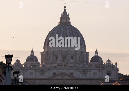 Rom, Italien. 04. Januar 2023. Blick auf St. Peters Kuppel bei Sonnenuntergang in Rom (Foto von Matteo Nardone/Pacific Press) Kredit: Pacific Press Media Production Corp./Alamy Live News Stockfoto