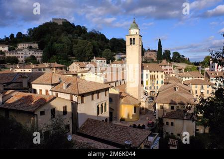 Asolo: Glockenturm der Kathedrale (duomo), Schloss und Stadt Asolo, Treviso, Veneto, Italien Stockfoto