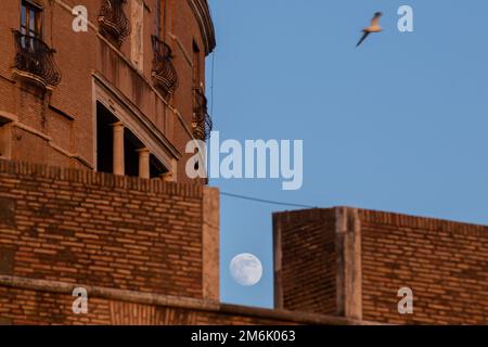 Rom, Italien. 04. Januar 2023. Blick auf den Mond, der hinter dem Castel Sant'Angelo in Rom aufgeht (Foto von Matteo Nardone/Pacific Press) Kredit: Pacific Press Media Production Corp./Alamy Live News Stockfoto