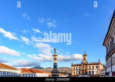 Zentraler Platz von Ouro Preto mit seinen historischen Gebäuden im Kolonialstil Stockfoto