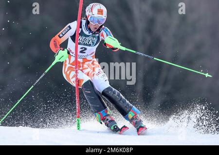 (230105) -- ZAGREB, 5. Januar 2023 (Xinhua) -- Petra Vlhova aus der Slowakei tritt während der Audi FIS Ski World Cup Alpin Skiing Frauen in Sljeme in Zagreb, Kroatien, am 4. Januar 2023 an. (Matija Habljak/PIXSELL über Xinhua) Stockfoto